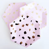 Platos de papel hexágono rosas con manchas doradas GRANDES (10 piezas)