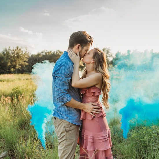 Humo de colores para revelación de género (gender reveal)