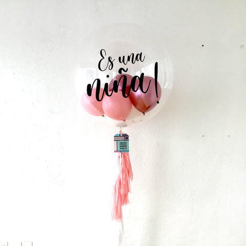 Globo gigante transparente con mini globos "ES UNA NIÑA" (90 cm) (Envío CDMX y zonas Edo Mex)